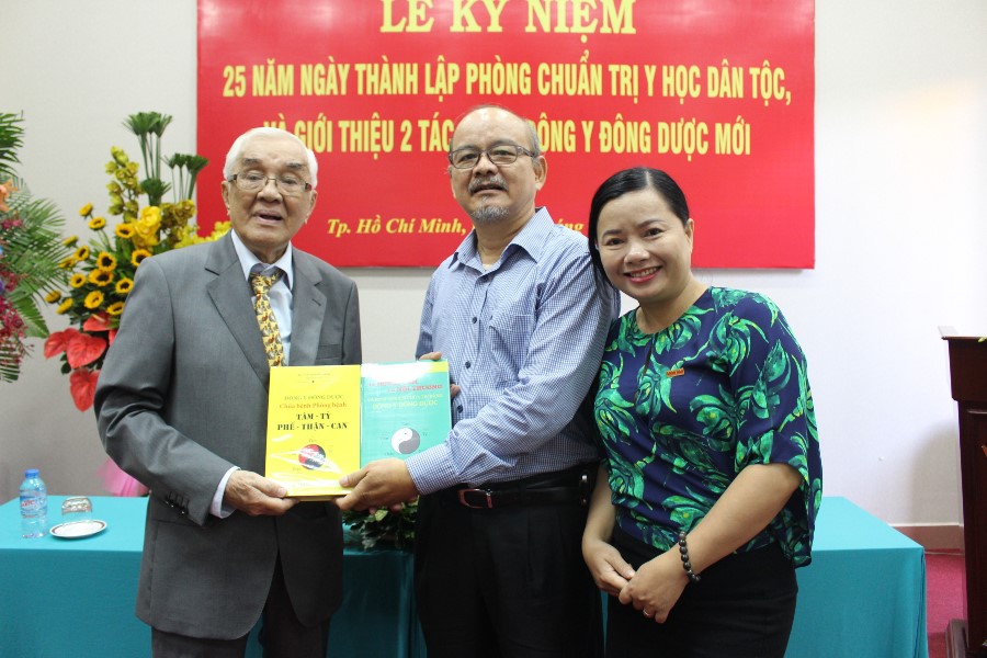 Bác[-]sĩ[-]Chuyên[-]khoa[-]II[-]Đỗ[-]Hữu[-]Định:[-]Cả[-]đời[-]với[-]tâm[-]nguyện[-]bốc[-]thuốc[-]cứu[-]người